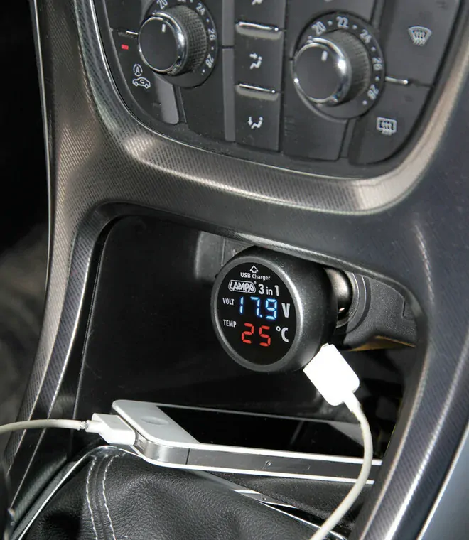 Voltmetr s USB nabíječkou a teploměrem