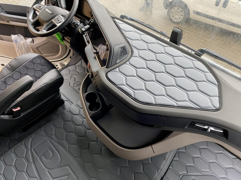 autokoberec DAF XG, XG+ s pevnou sedačkou spolujezdce – vlastní kombinace /vzor 1/